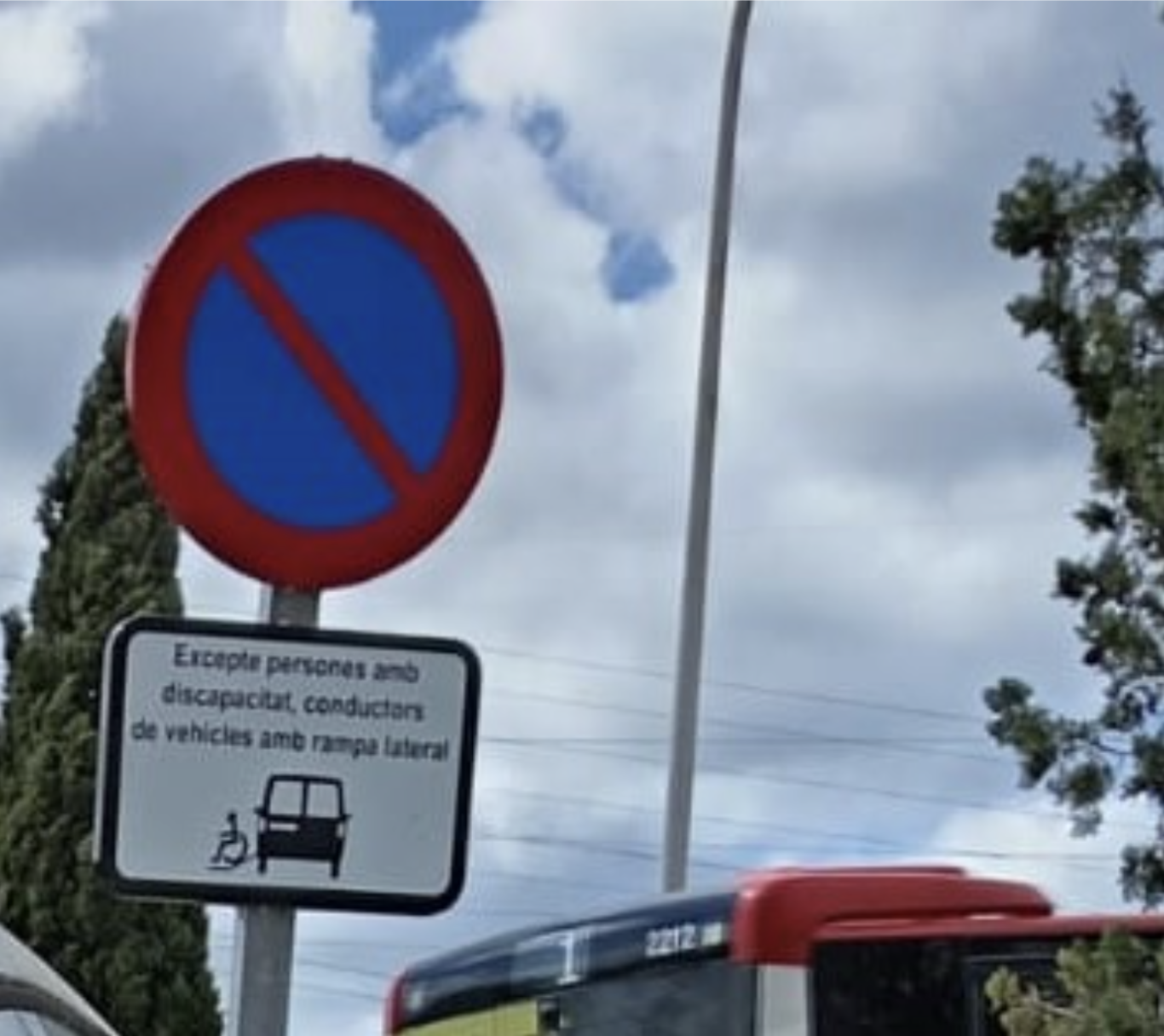 📍Cuando una coma cambia el sentido: la importancia de una señalización clara en plazas PMR